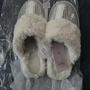 Faux Fur Lined Slip-On Slippers in Grey/sikver
